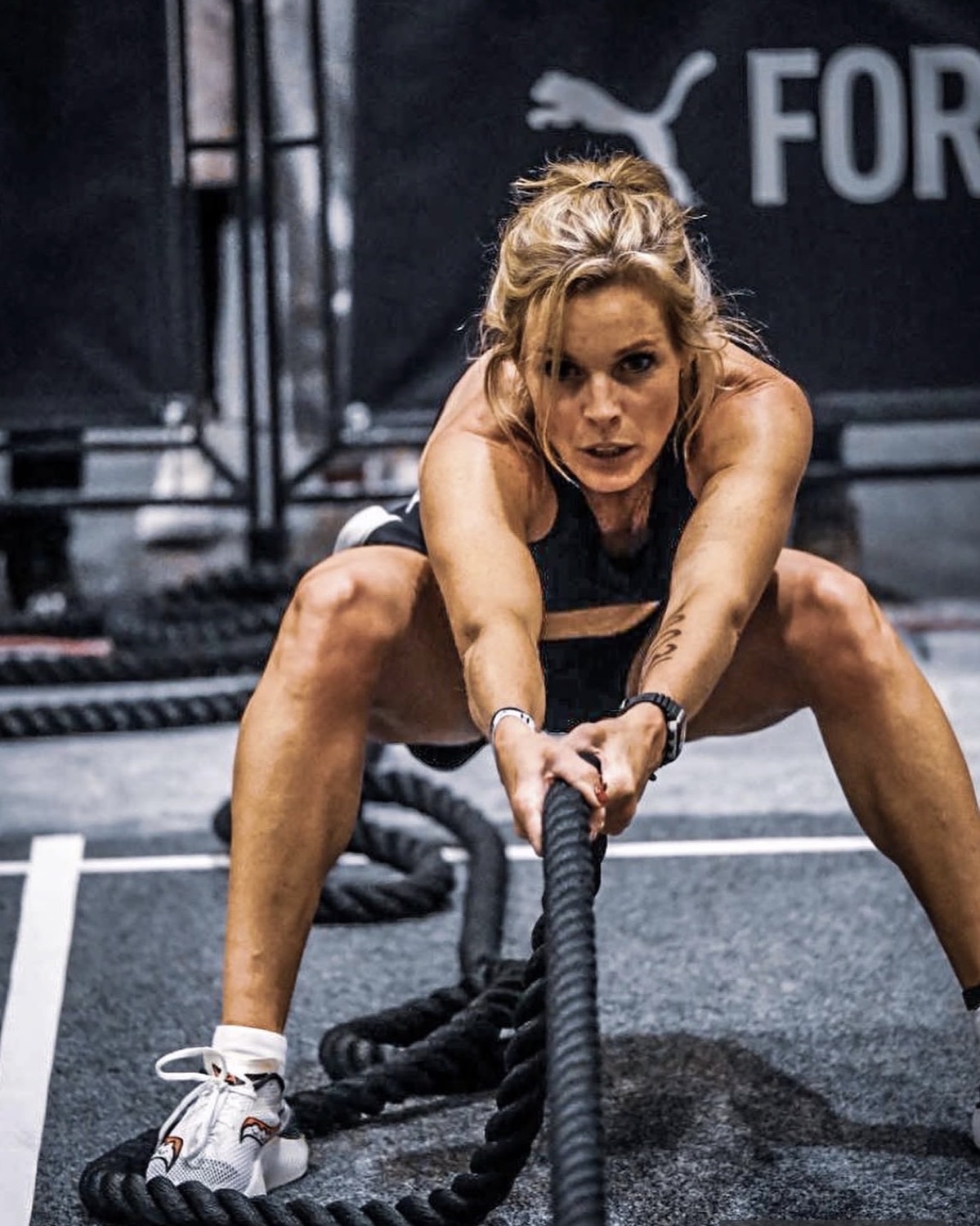 Emma Reeve mid-set on the battle ropes